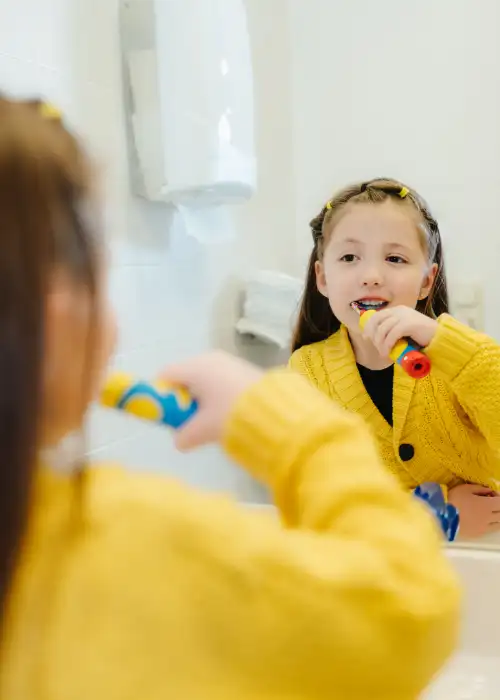 Zahnpflege und Frühbehandlung. Kind mit Zahnbürste bei der Zahnpflege.