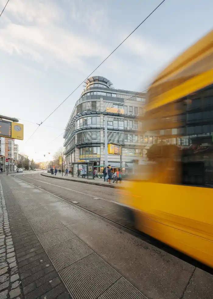 Praxisgebäude am Fetscherplatz in Dresden mit Straßenbahn direkt vor dem Eingang.