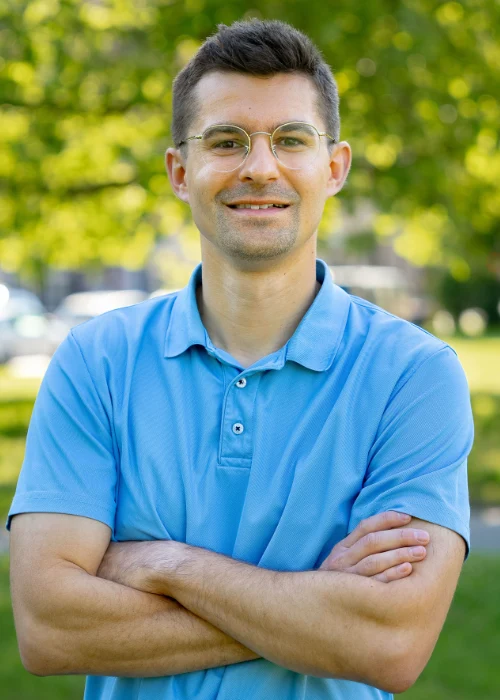Porträt von Dr. med. dent. Florian Bahrig, Fachzahnarzt für Kieferorthopädie und Mitinhaber der Gemeinschaftspraxis.
